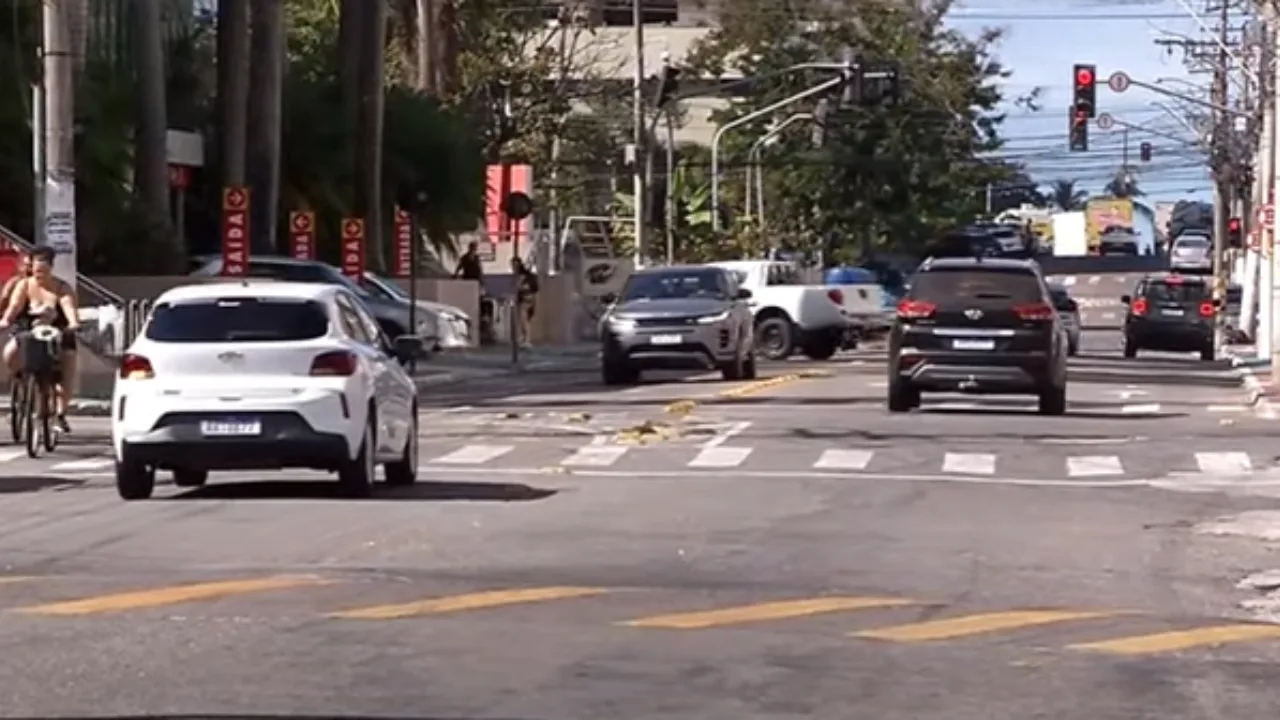 Motociclista "fura" blitz, bate em viatura e acaba preso em Vila Velha