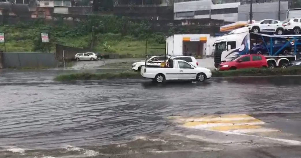 VÍDEOS | Chuva deixa ruas alagadas na Grande Vitória; confira a previsão do tempo!