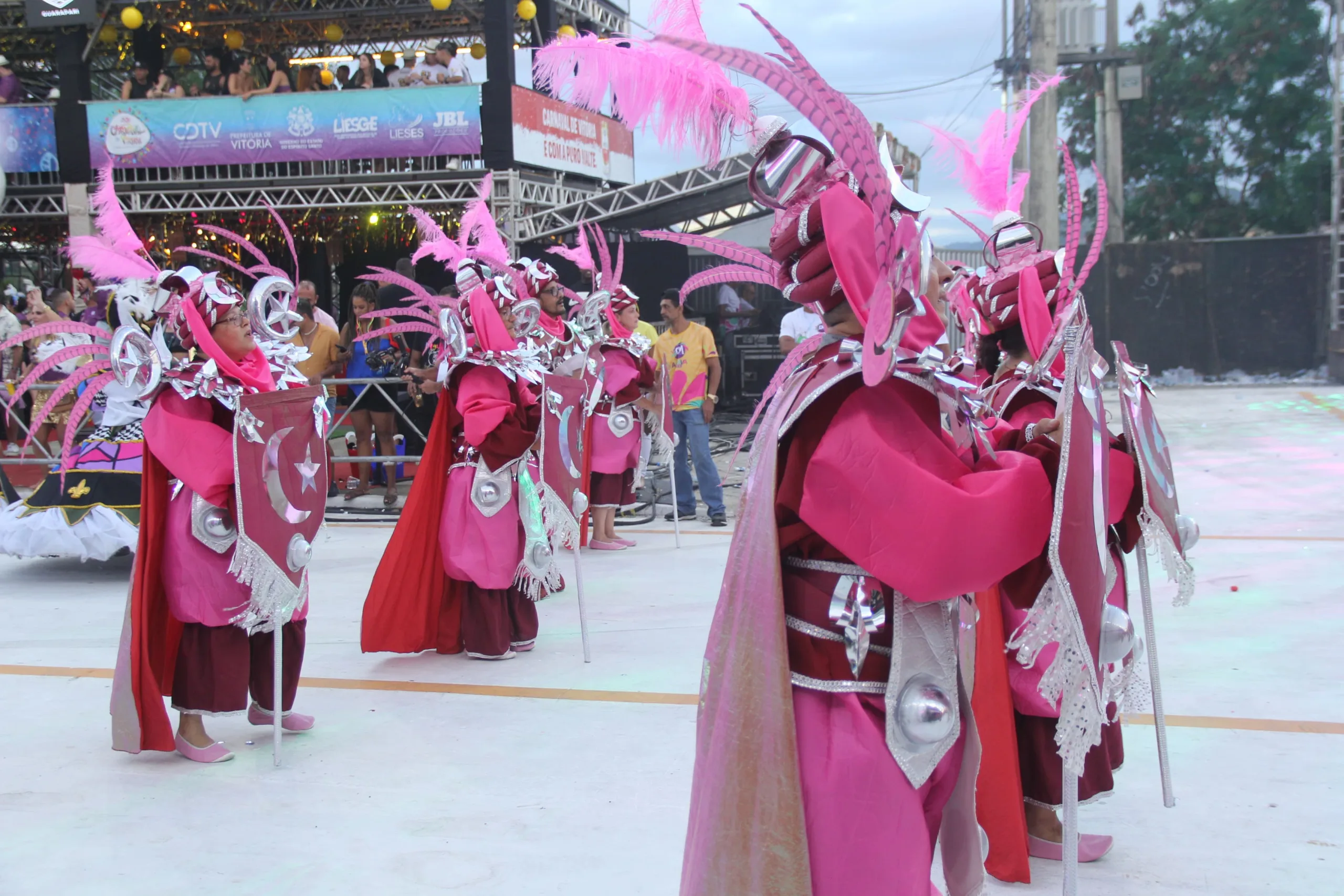 Minidesfile esquenta os tamborins do Carnaval de Vitória. Confira a programação