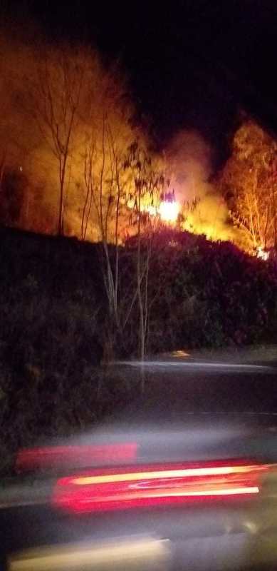 Bombeiros combatem incêndio por 2 horas em vegetação em bairro de Colatina