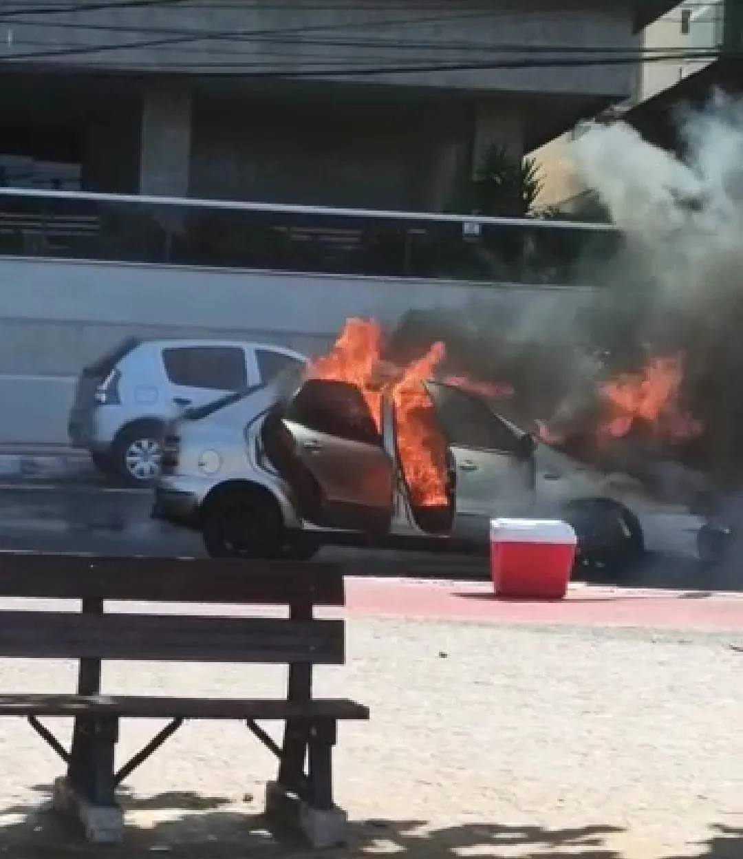 VÍDEO | Carro pega fogo na orla da Praia da Costa, em Vila Velha