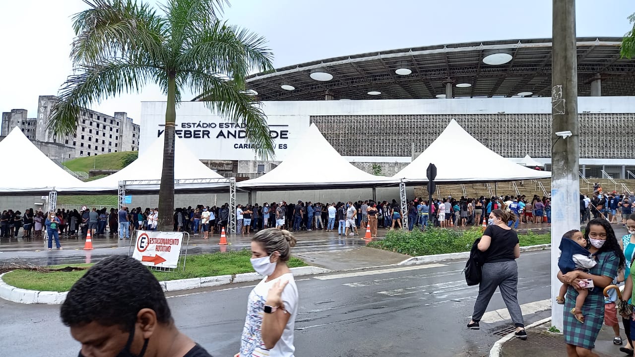 Cariacica realiza mutirão de vacinação contra a covid-19 e lota estádio Kleber Andrade