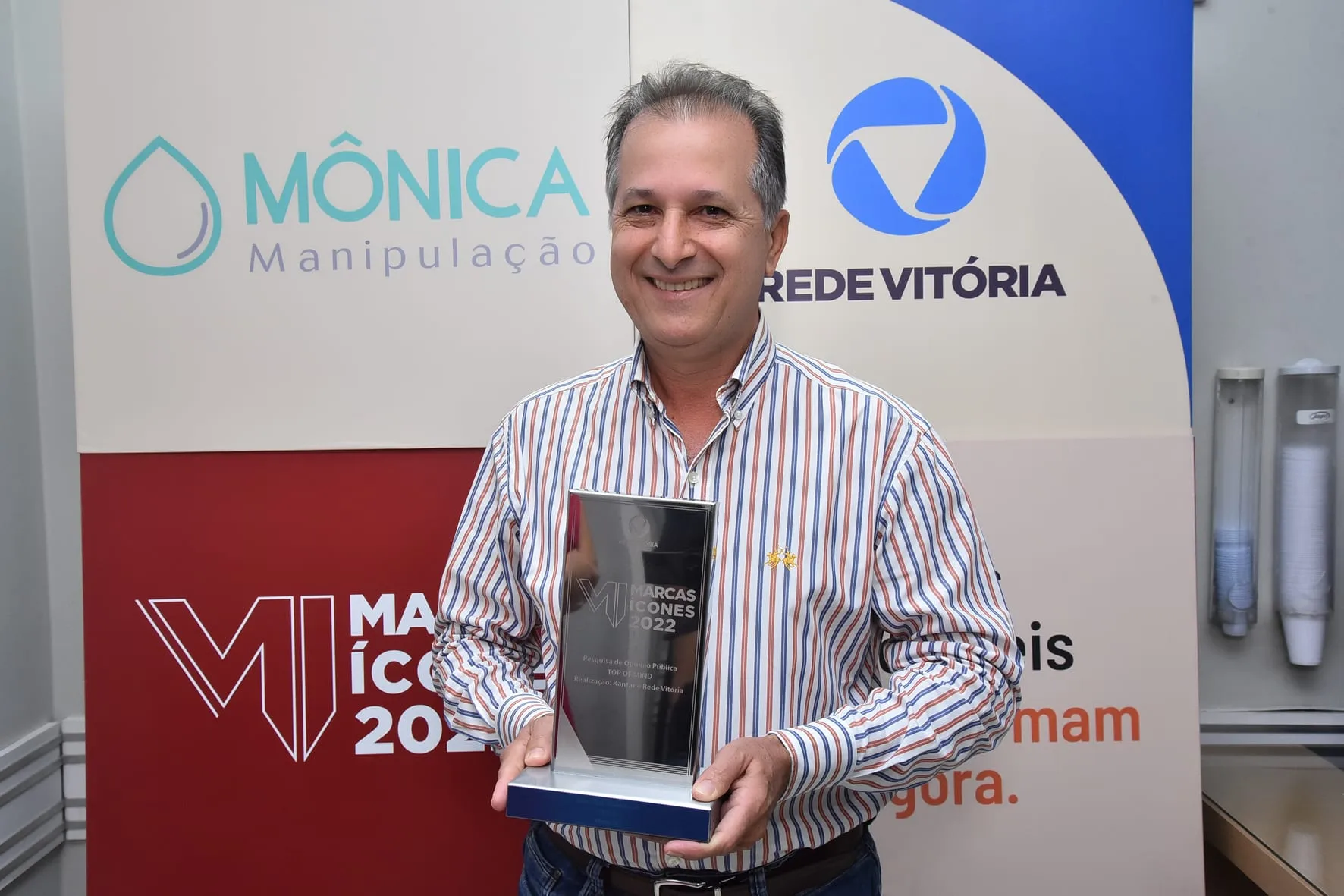 Delci Pereira da Silva, diretor-presidente da Mônica Manipulação, recebendo o troféu de Marcas Ícones em uma das unidades da empresa.