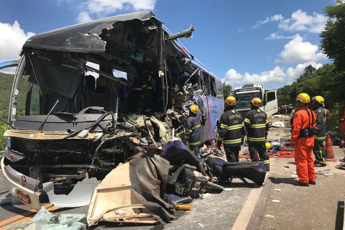 Formosa (GO) – Colisão frontal entre um ônibus e uma carreta na BR-020 (Divulgação/ Corpo de Bombeiros do DFl)