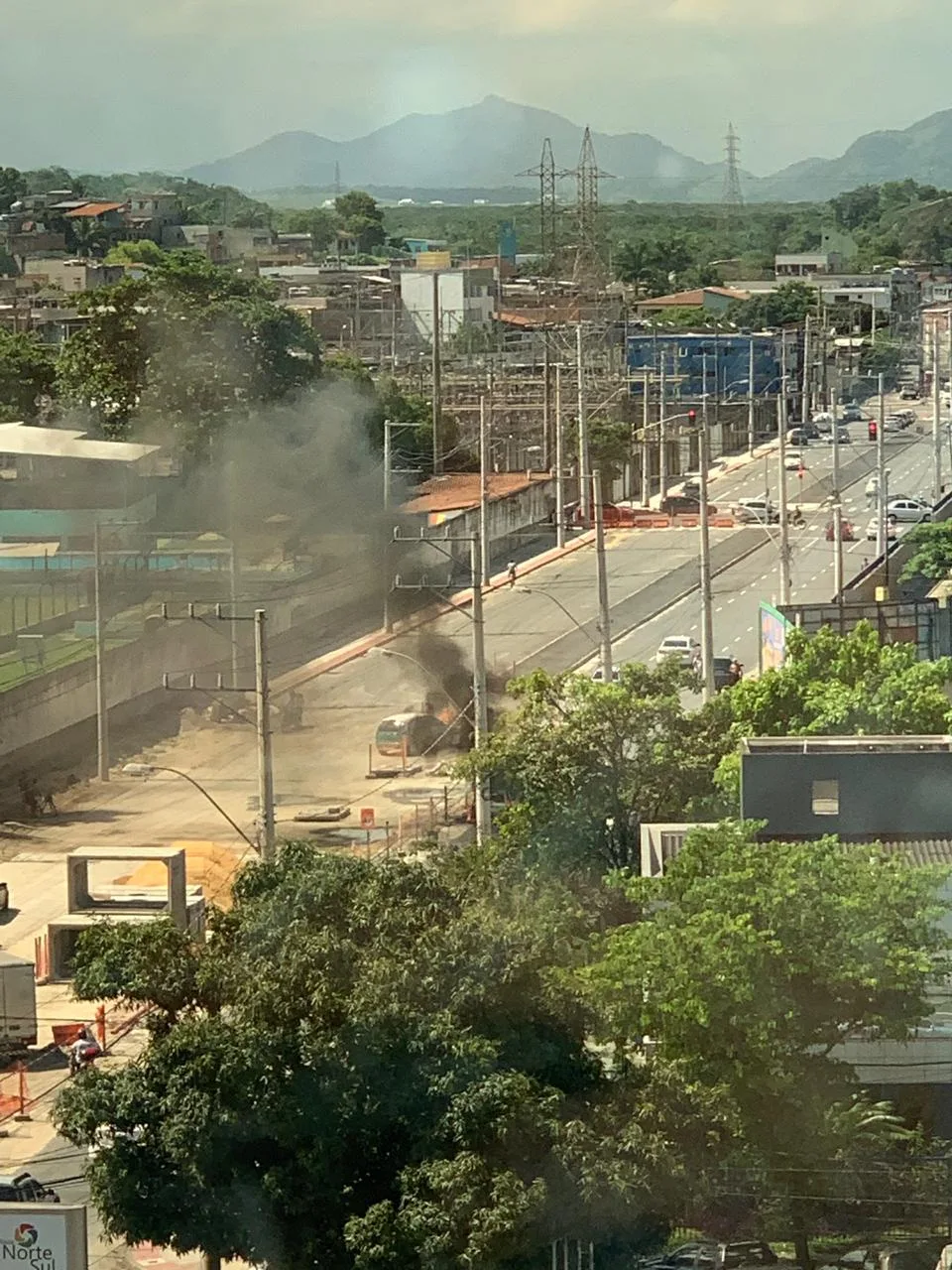 Carro pega fogo na Avenida Leitão da Silva na tarde desta terça-feira