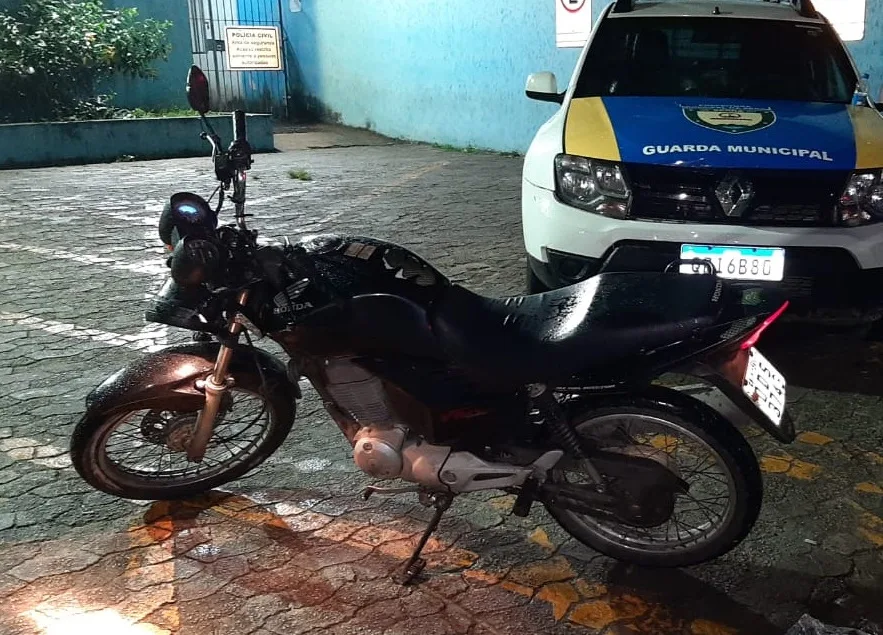 Dupla com veículo furtado é flagrada tentando roubar moto na Serra