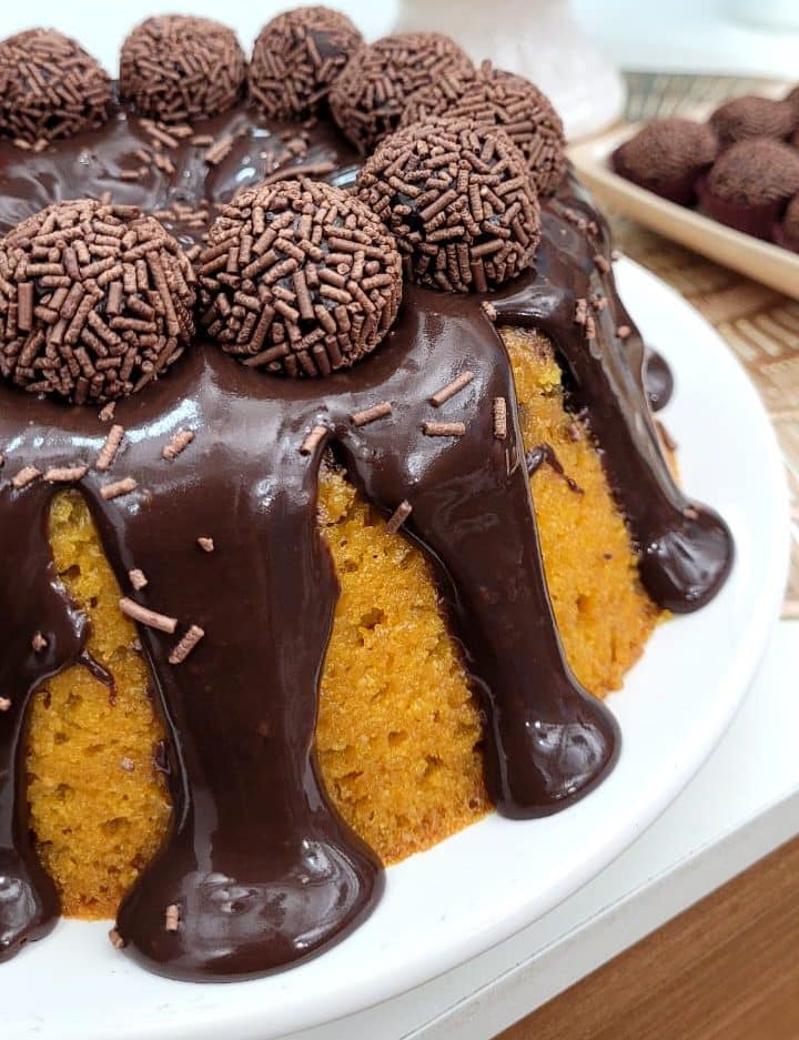 Aprenda a fazer um irresistível bolo de cenoura com calda de chocolate 