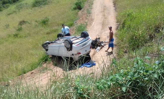 Motorista fica ferido após capotar com carro na Rodovia do Sol em Marataízes