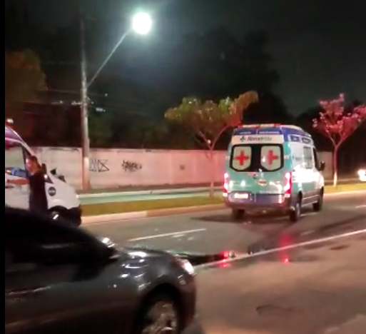 Homem que morreu atropelado por ambulância em Vitória não era morador de rua