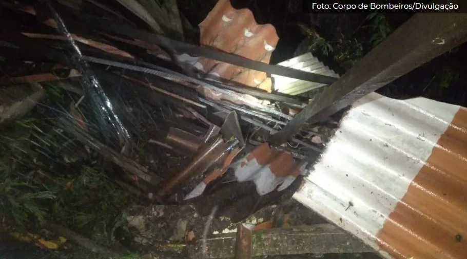 Menino soterrado em deslizamento de terra em Vitória recebe alta