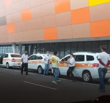 VÍDEO | Confusão entre taxista e suposto motorista clandestino acaba em agressões no aeroporto de Vitória