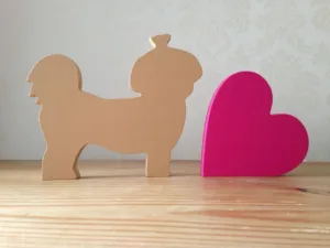 Miniaturas em MDF da We Love Focinhos: https://www.welovefocinhos.com.br/miniatura-shihtzu-love