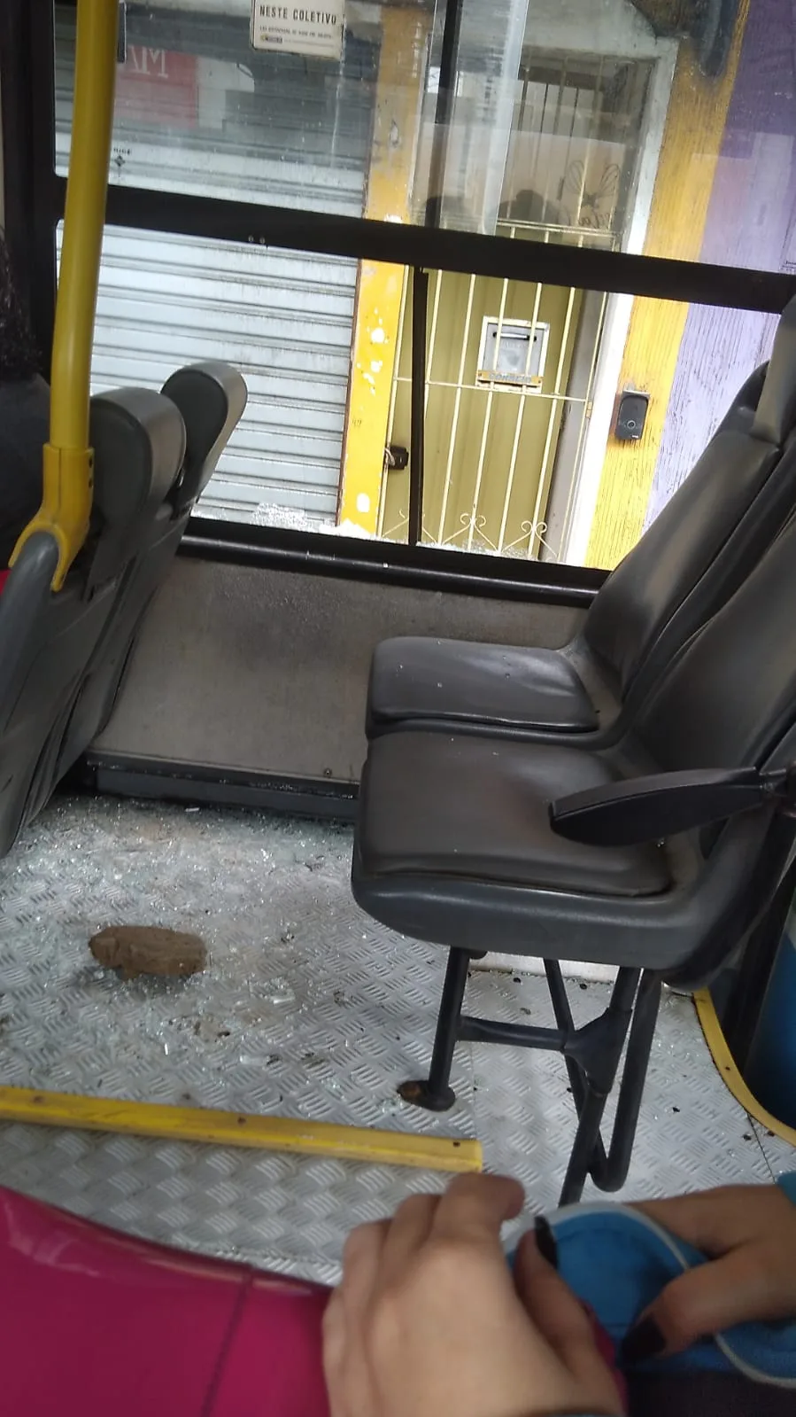 VÍDEO | Duas pessoas ficam feridas após homem jogar pedra em ônibus na Serra