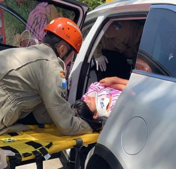 Fernanda Brum e marido sofrem acidente de carro no Rio de Janeiro