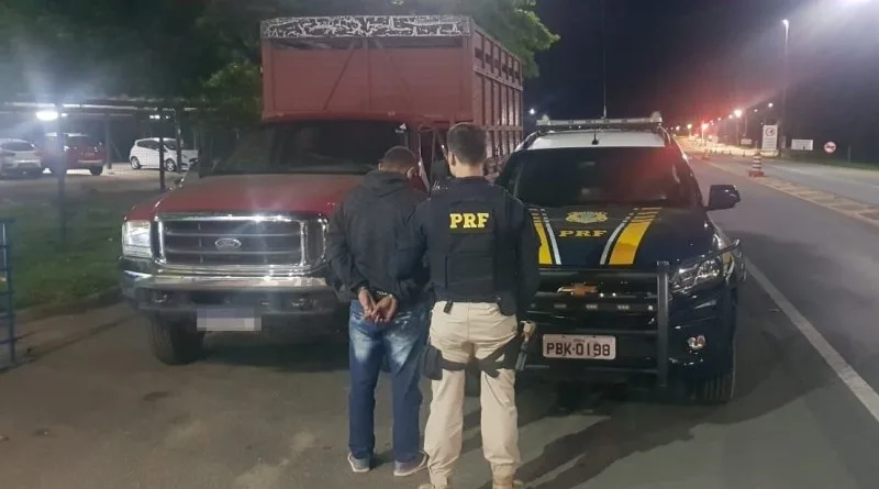 Homem entra em desvio para escapar de fiscalização mas acaba preso com carro roubado na BR-101