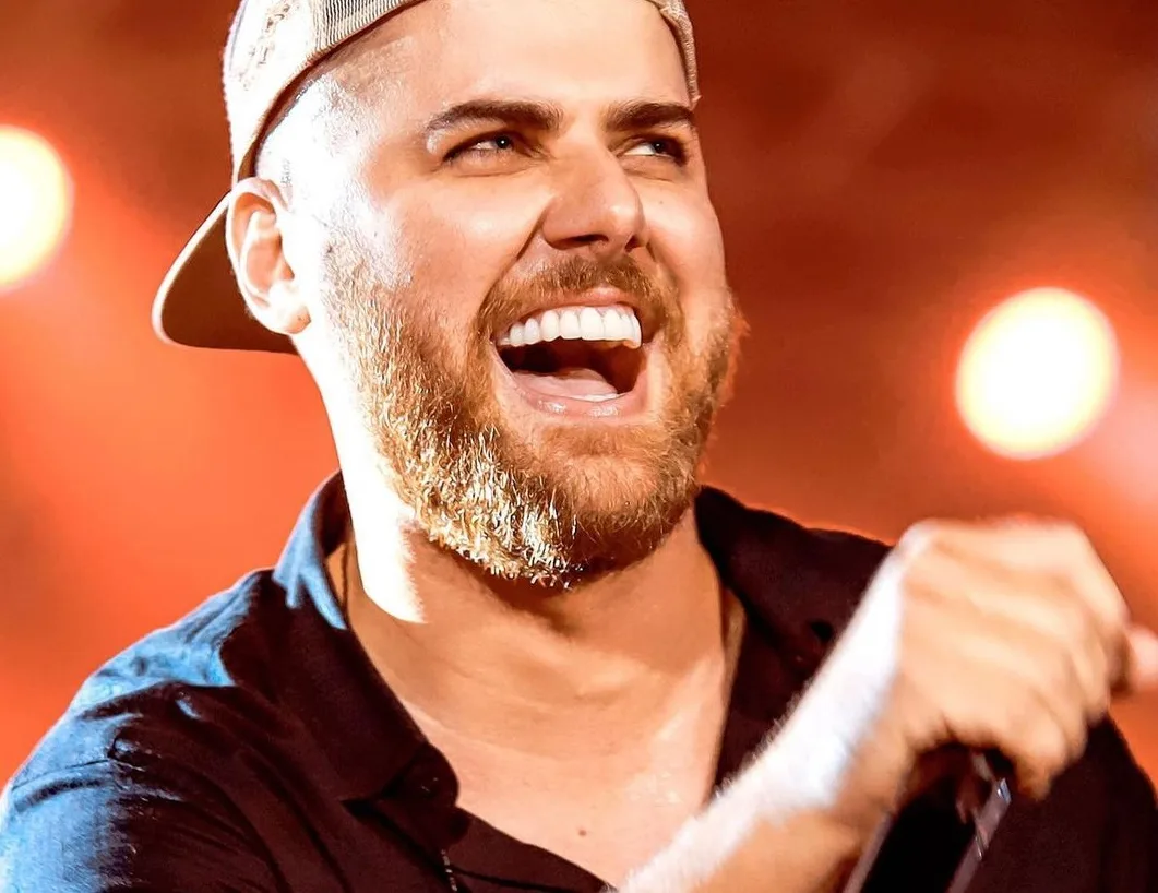 Cantor sertanejo Zé Neto sofre acidente grave em Minas Gerais