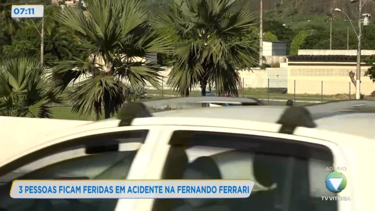 3 pessoas ficam feridas em acidente na Fernando Ferrari