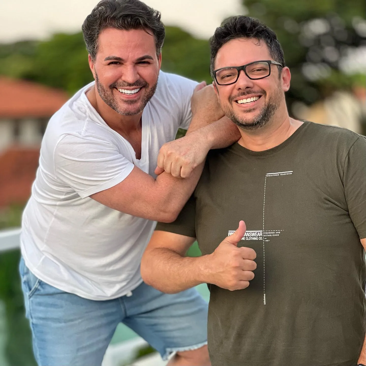 Eduardo Costa posta fotos com capixaba ex-marido da atual mulher: "Somos família"