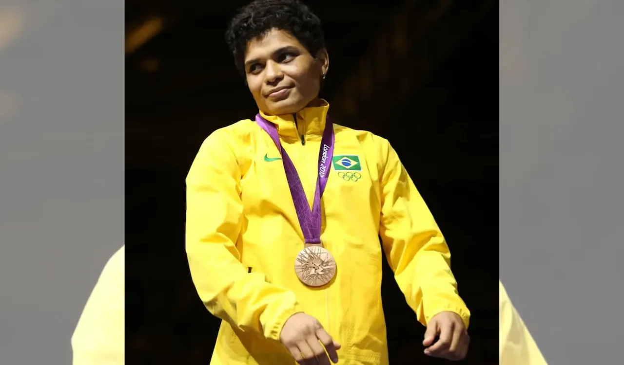 Após ser leiloada por R$ 150 mil, medalha olímpica é devolvida à pugilista brasileira