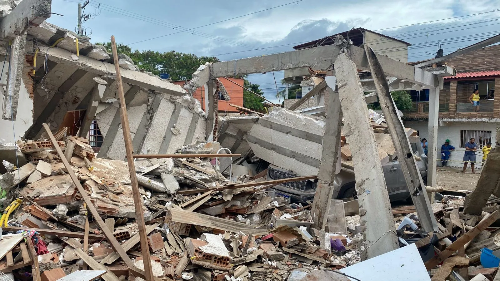 Explosão em Vila Velha: 3 casas são interditadas após desabamento