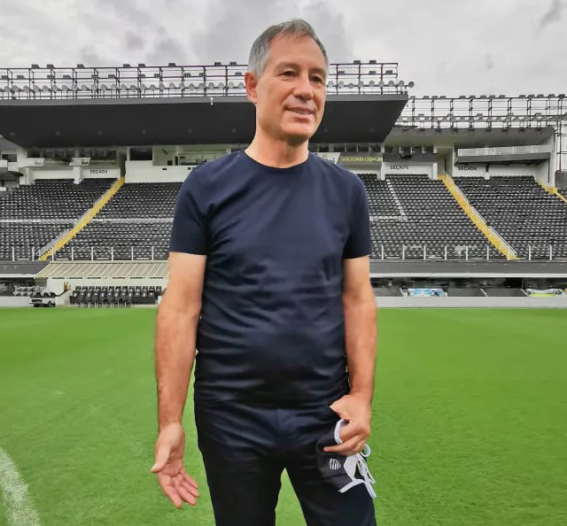 Holan assume Santos com meta de definir quais jovens devem seguir no profissional