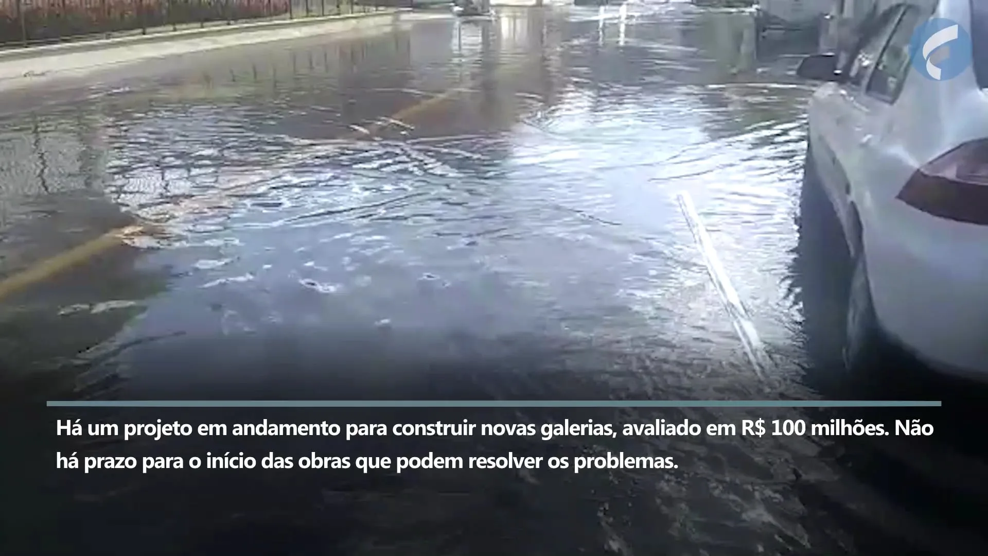 Ruas ficam alagadas por causa de maré cheia na Ilha de Santa Maria, em Vitória