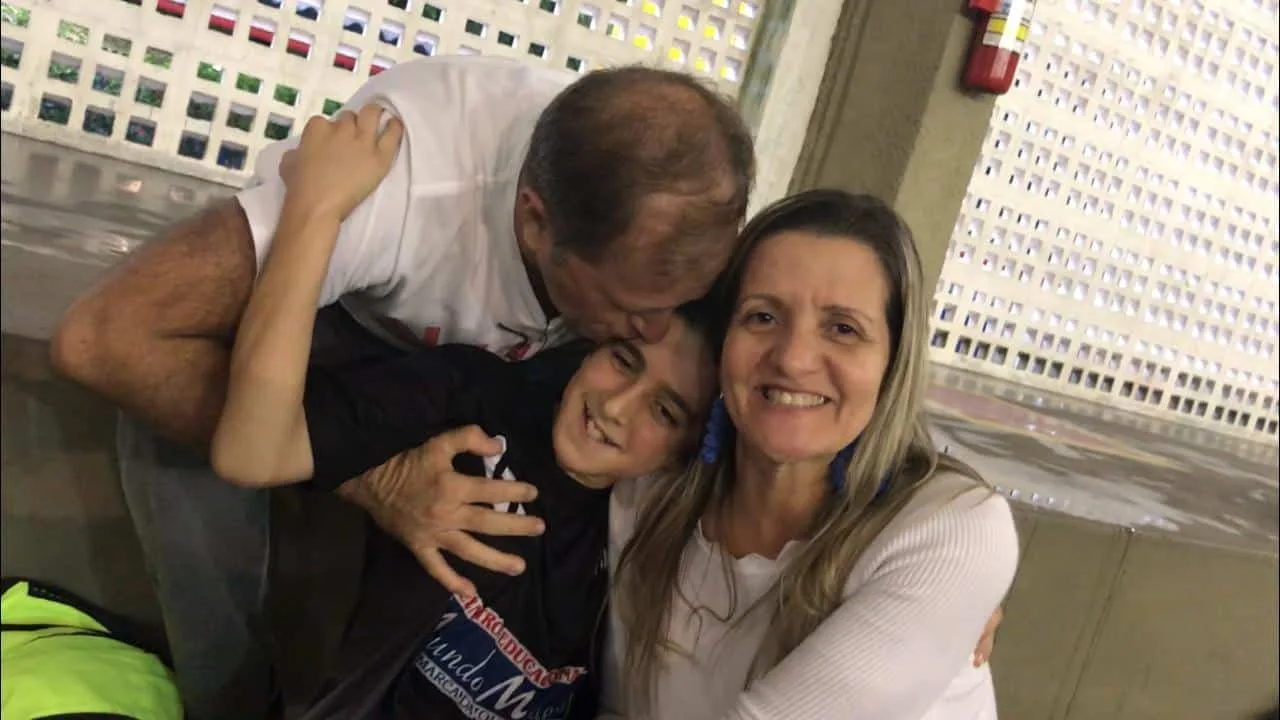 Mesmo com chuva, familiares marcam presença para acompanhar atletas no Jogos