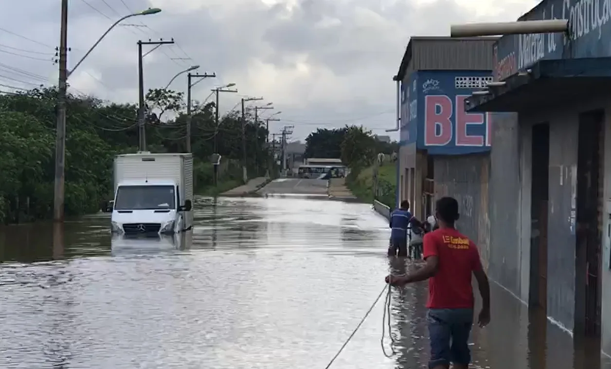 Viana e Cariacica decretam situação de emergência; chuvas já deixaram 324 desalojados e 156 desabrigados no ES