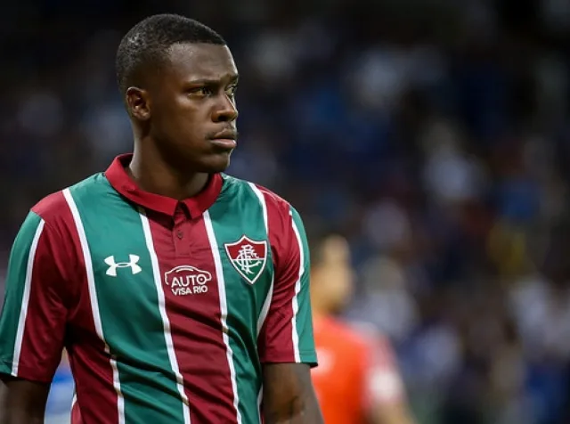 Frazan festeja 1º gol como profissional do Flu e projeta equilíbrio no clássico