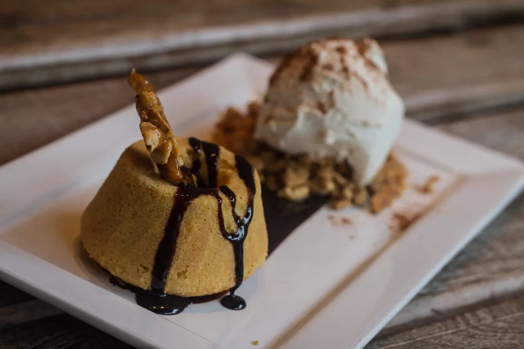Bolo de milho com sorvete de canela