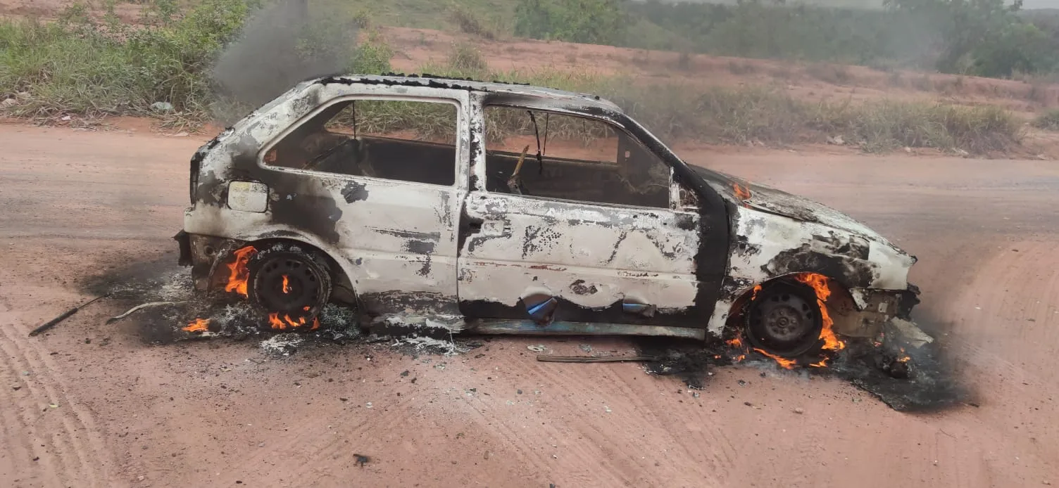 Suspeitos deixam corpo em estrada e incendeiam veículo em Vila Velha