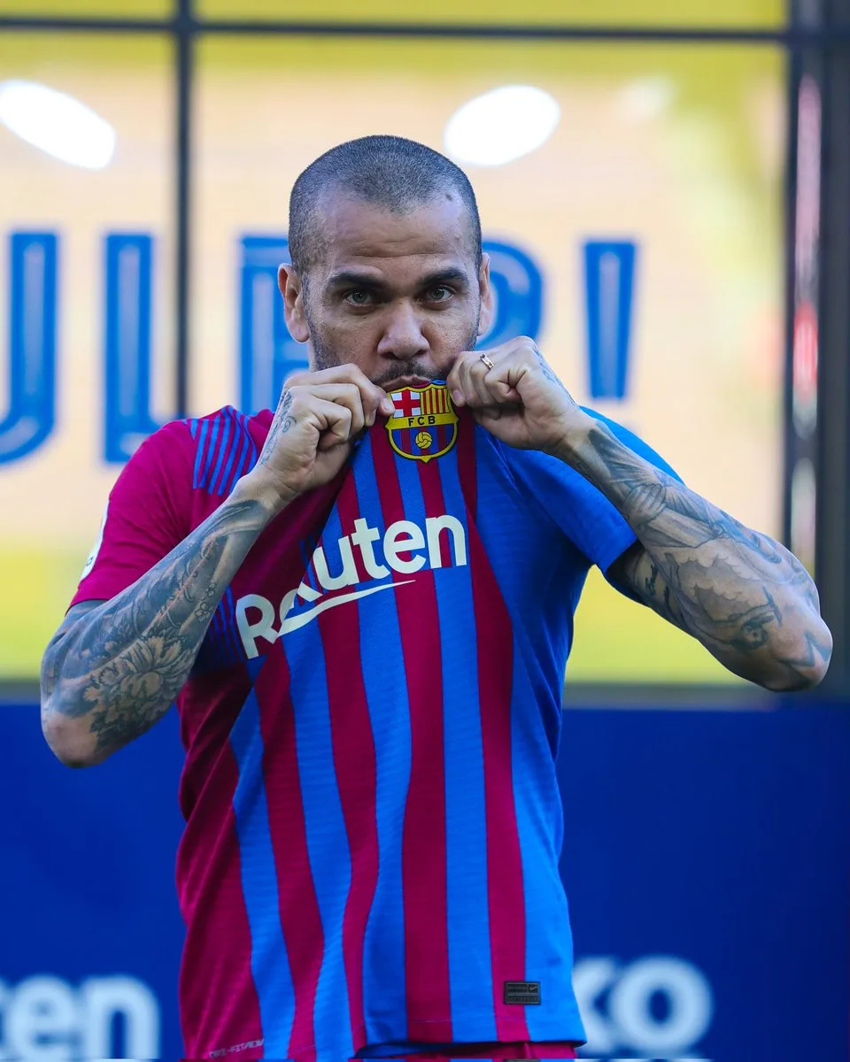 De chinelo em apresentação, Daniel Alves diz que jogaria de graça no Barcelona