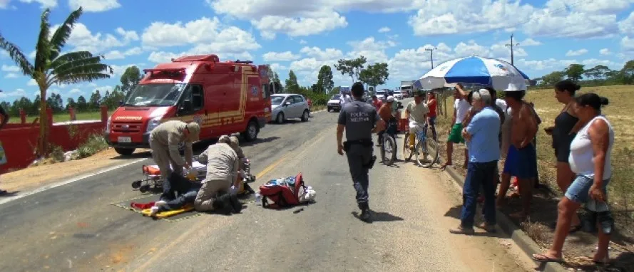 Motociclista tenta fazer ultrapassagem e acaba batendo em veículo em Linhares