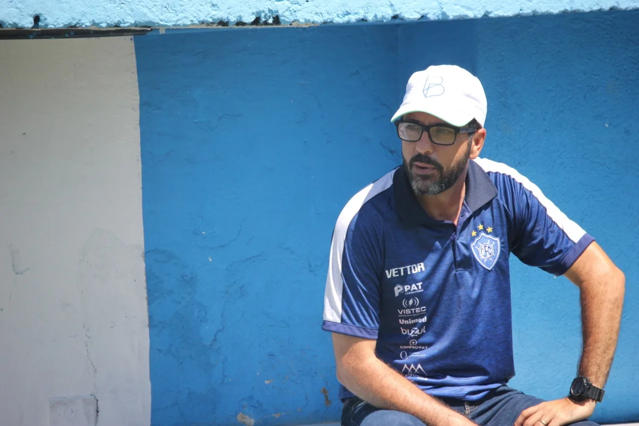 Vitória anuncia demissão do técnico Rodrigo Fonseca