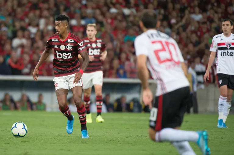 Na estreia de Fernando Diniz, Volpi garante empate do São Paulo contra o Flamengo