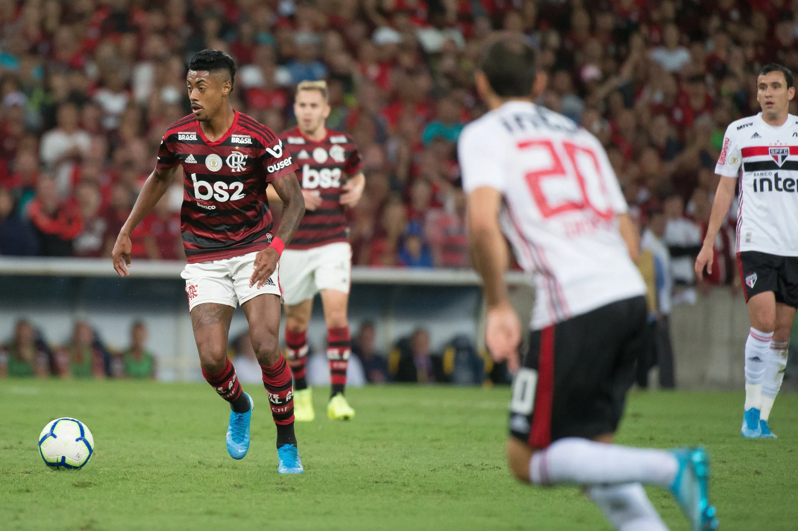 Na estreia de Fernando Diniz, Volpi garante empate do São Paulo contra o Flamengo