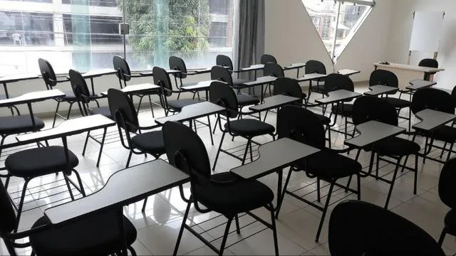 Professor cancela aula após aluna levar filha para a universidade