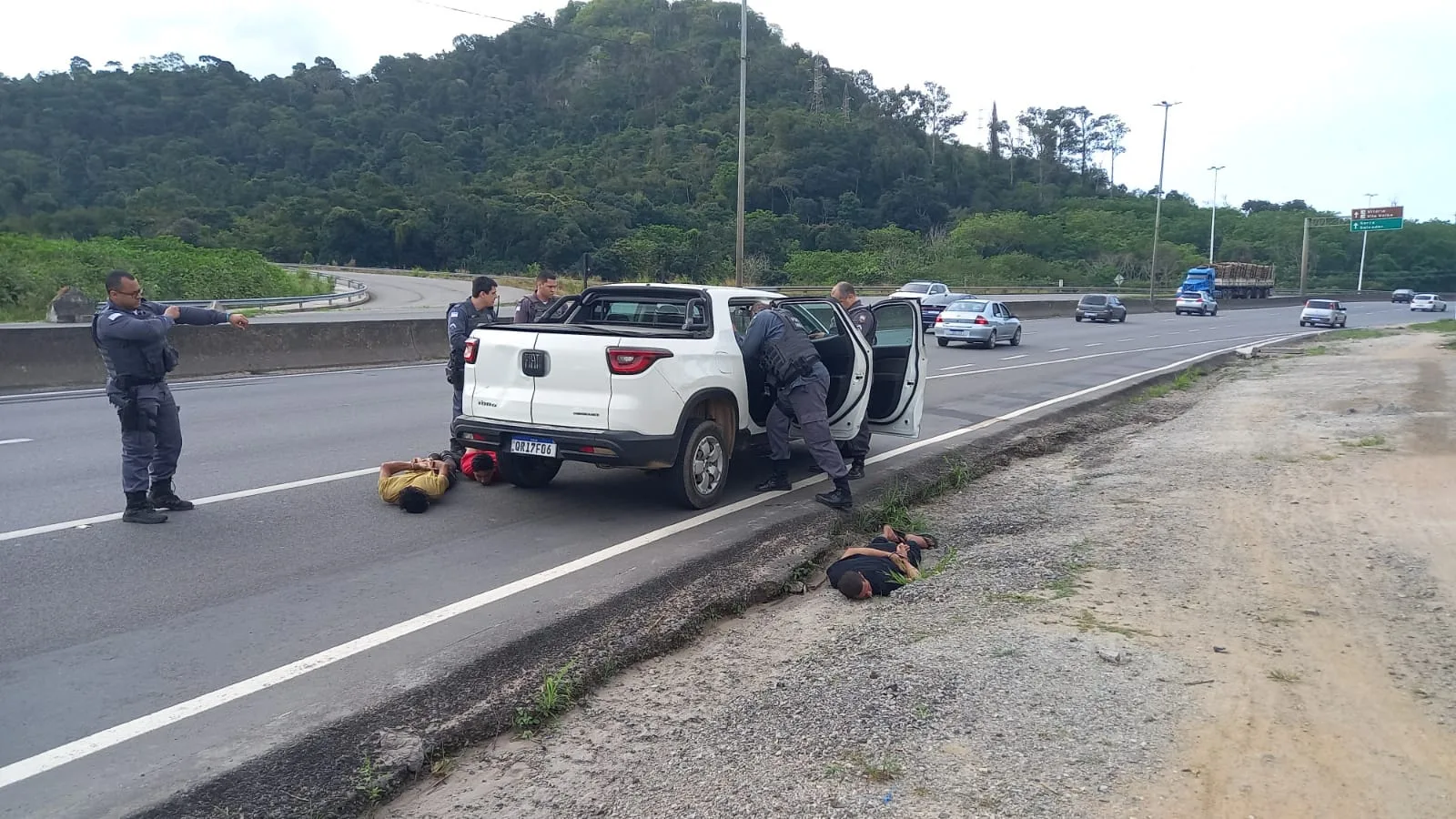 Caminhonete roubada no sul do ES é recuperada após flagra do cerco inteligente em Viana