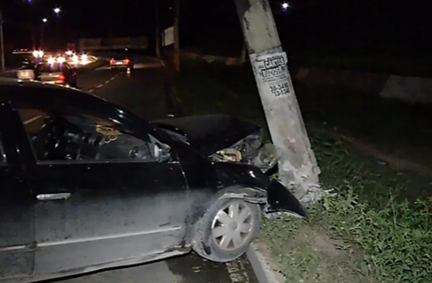 Motorista perde o controle e carro bate em poste na Rodovia Nortel Sul