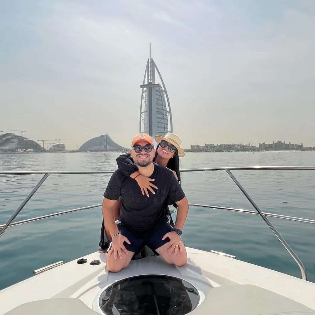 Em Dubai, Jefferson Magalhães brinca sobre próprio trabalho: "Lucrando" Em Dubai, Jefferson Magalhães brinca sobre próprio trabalho: "Lucrando"