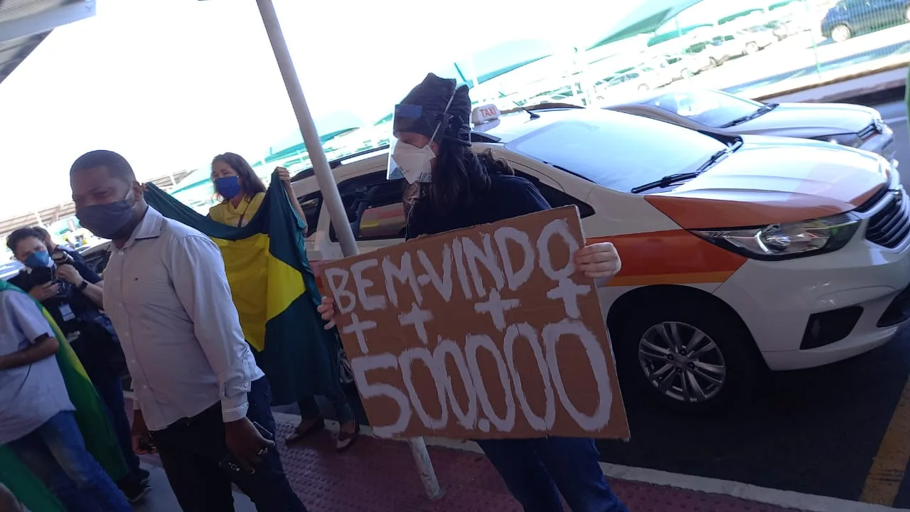 VÍDEO| Sozinha em protesto contra Bolsonaro, jovem sofre ataques no Aeroporto de Vitória