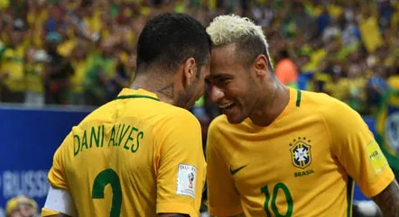 Daniel Alves recebeu R$ 800 mil da família de Neymar para pagar redução de pena, diz site