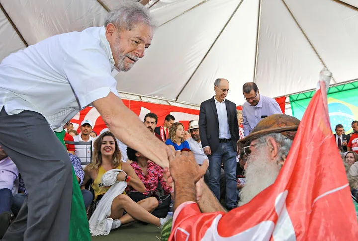 Para Lula, negociação por votos parece 'bolsa de valores'