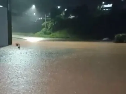 VÍDEOS | Chuva causa alagamentos e transtornos em três cidades da Grande Vitória