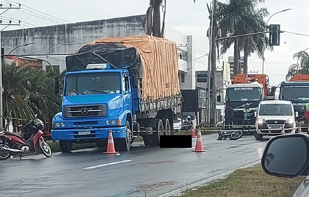 Motociclista morre em acidente com caminhão na BR-101, na Serra