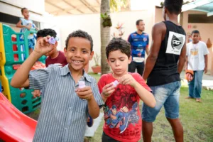 Rafael e José Roberto aprovaram a brincadeira de bolinha de sabão.