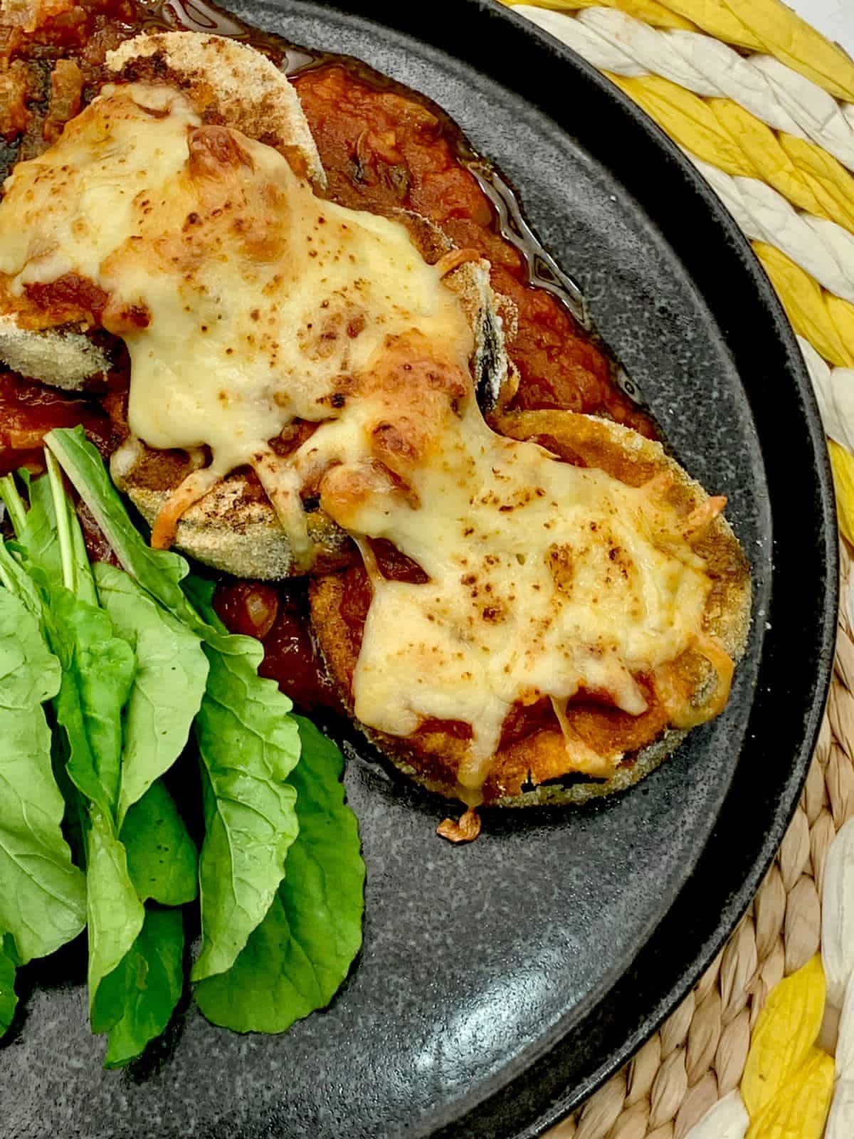 Pra começar a semana leve e com sabor: Berinjela à parmegiana 