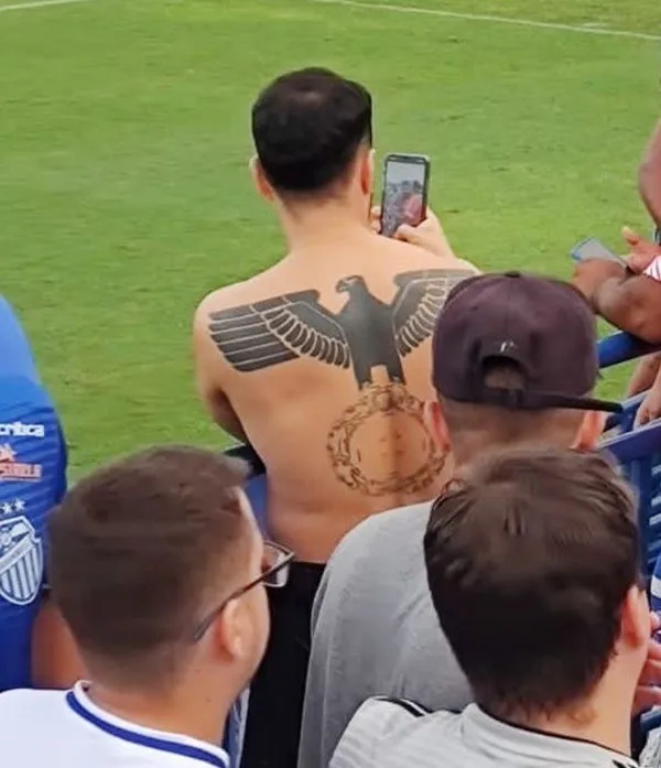 Torcedor é flagrado com tatuagem nazista em jogo do São Raimundo-AM na Série D