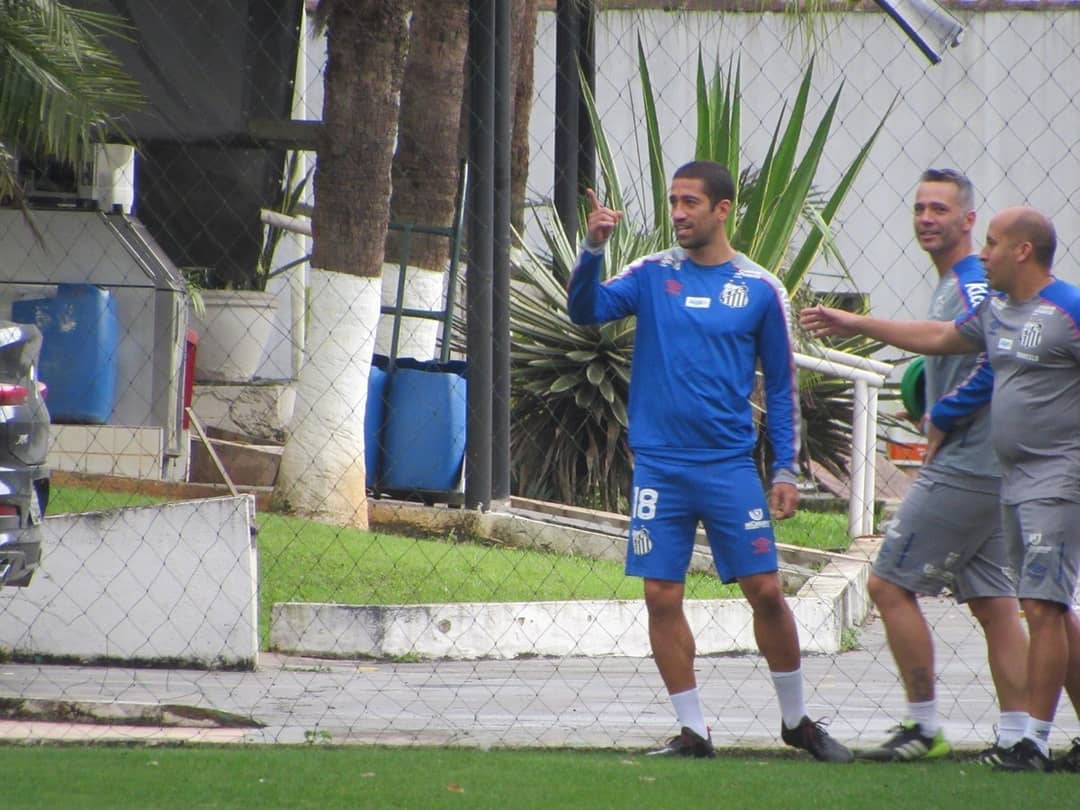 Após recuperação, Evandro participa de treino com bola e pode reforçar o Santos no Rio