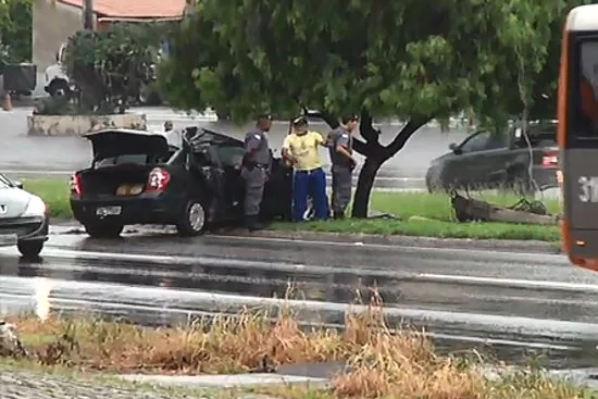 Motorista perde controle da direção do carro, bate em canteiro e derruba poste em Cariacica